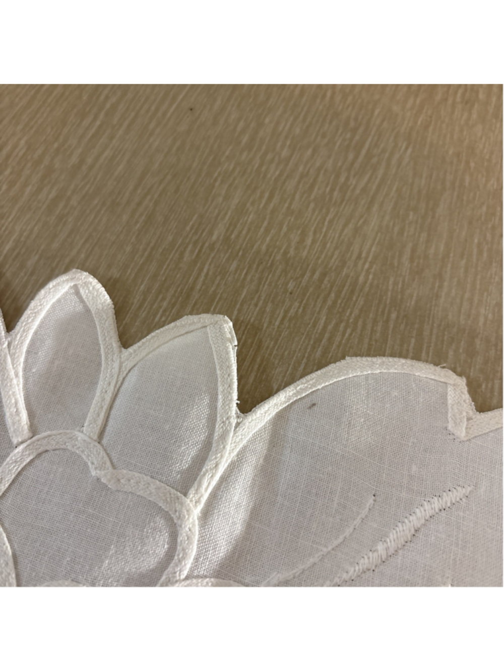 Vtg White Linen Table Runner w/ Floral Embroidered Cutwork & Scalloped Edge 1176 - Picture 7 of 8